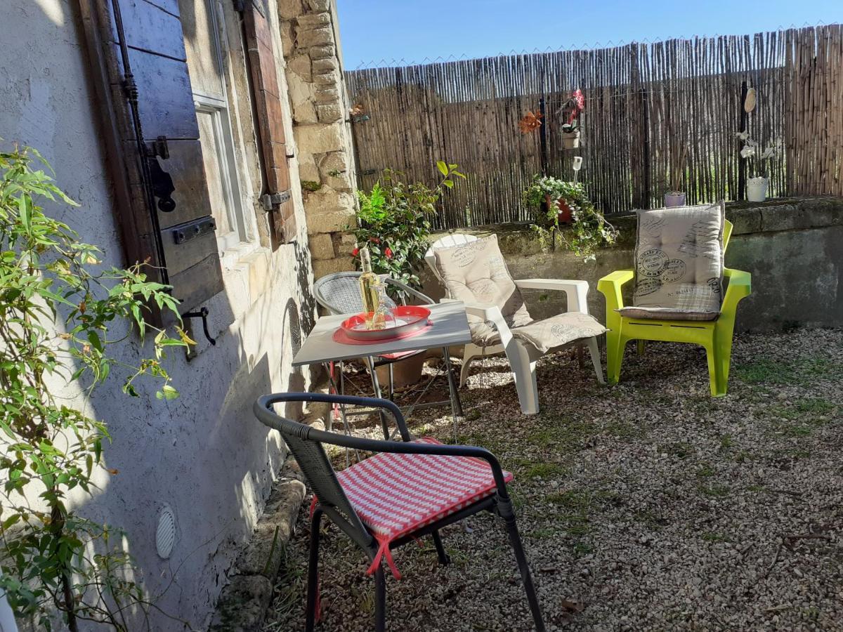 Petite Maison Dans La Campagne A 10 Mn A Pied Du Centre Ville Arles Exterior photo