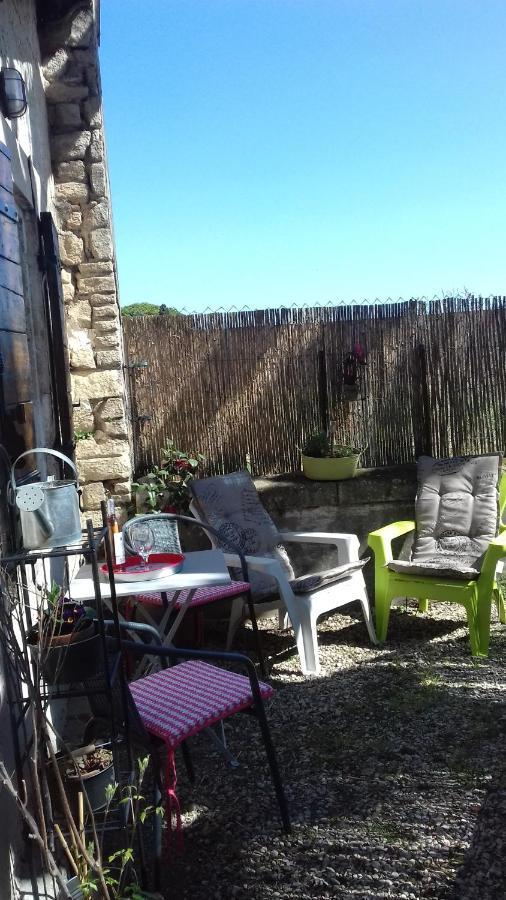 Petite Maison Dans La Campagne A 10 Mn A Pied Du Centre Ville Arles Exterior photo